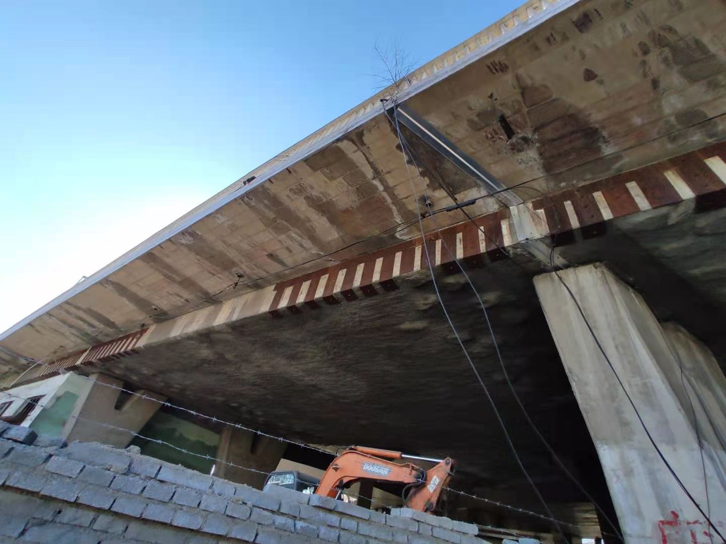 湖州桥梁粘钢加固的四大特性